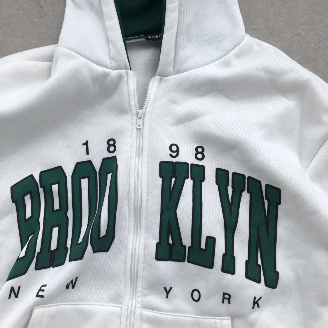 Vit hoodie med grön text från SHEIN - 1