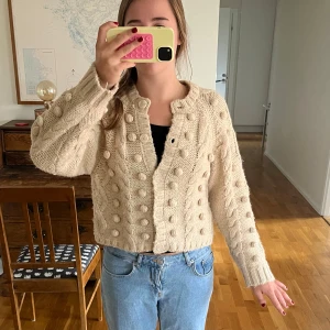 Beige stickad kofta från Ellos - Supermysig beige stickad kofta från Ellos med virkade bollar 🥰
