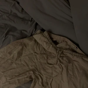 Beiga linnebyxor  - Säljer ett par beiga linnebyxor från Gina Tricot med resår i midjan och snörning. Byxorna är luftiga och perfekta för varmare dagar ❤️