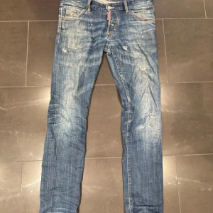 Dsquared2 (ÄKTA) - Hej hej säljer nu ett par dsquared jeans som är ett par unika jeans. dessa jeans passar till det mesta och är otroligt snygga. Har även fått in lite andra jeans som ni hittar på min profil så hör av er vid några frågor.