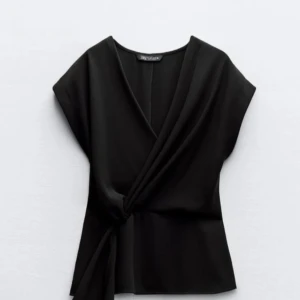 Svart topp från zara - Säljer denna tröja från Zara som använts en gång💕Den har inga defekter💕