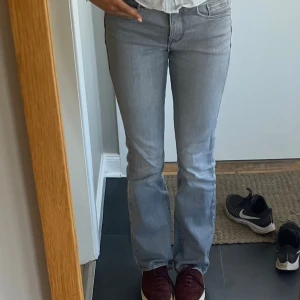 Ljusgrå bootcut jeans - Säljer ett par ljusgrå jeans med bootcut. 