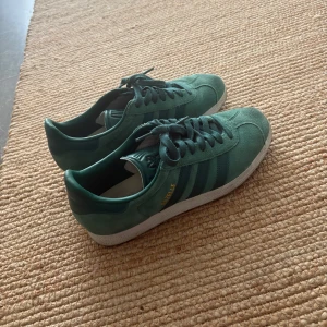 Gröna adidas skor - Använt sparsamt! Snygga till att piffa upp tråkig outfit 💚