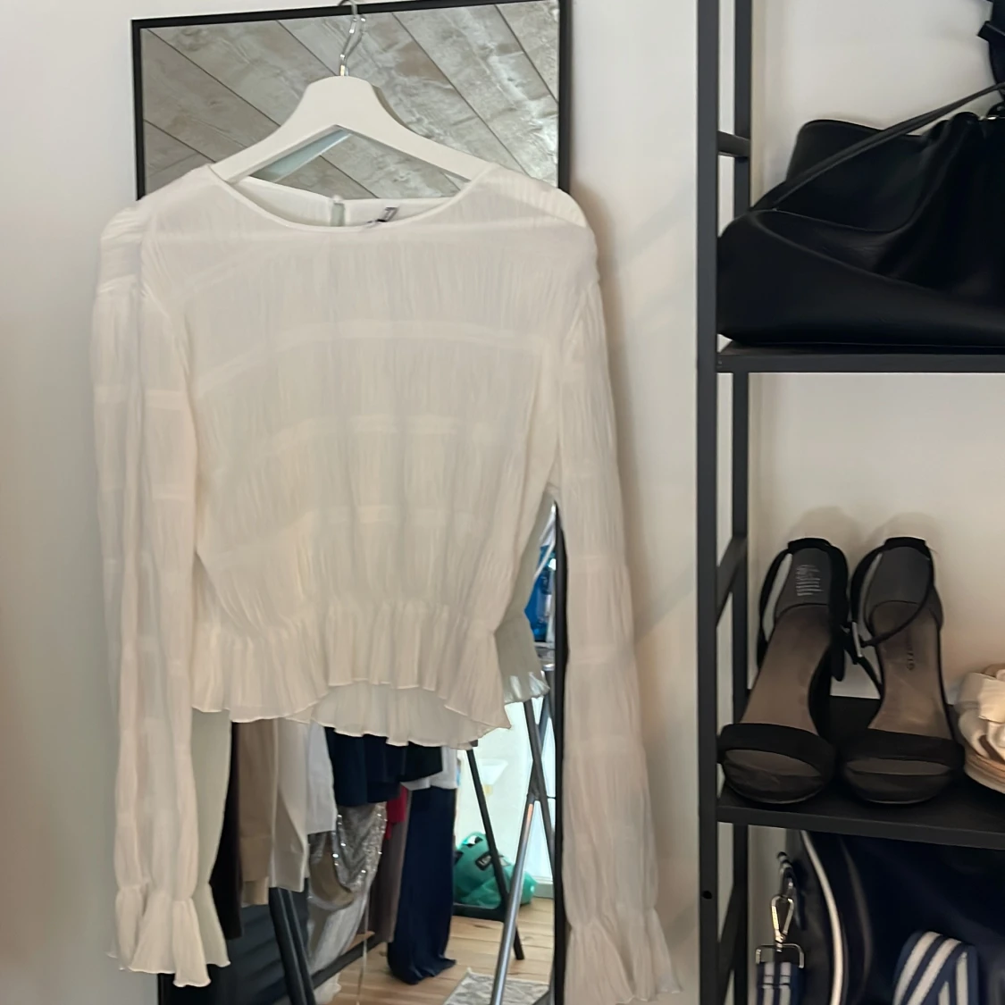 Vit blus med volangdetaljer