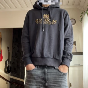 Svart hoodie från Morris Sporting Club - Snygg fräsch Grisch hoodie från morris. Finns en defekt i botten av tröjan på framsidan, den syns knappt. Se på bilden, blotta ögat missar det. Där av priset!🤩🥳 Ordinare pris 1699 kr! 💰 