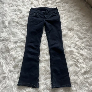 Svarta flare jeans från Pepe Jeans - Snygga svarta jeans från Pepe Jeans med flare-ben och midwaist. Modellen heter Pimlico och har klassisk femficksdesign. Materialet är mjukt och stretchigt med 98% bomull och 2% elastan för extra komfort. Perfekta för dig som gillar retrovibbar och vill ha en cool siluett. Bara använda tre gånger