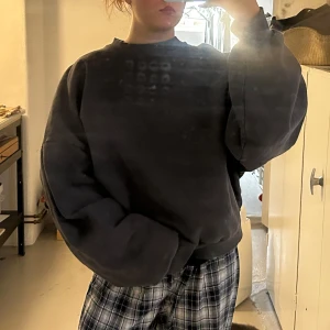 Oversized mörkgrå sweatshirt - En oversized mörkgrå sweatshirt. 