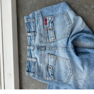 Lågmidjade jeans - As snygga jeans med coola fickor som inte används längre💗💗 midjemått: 38cm innerbenslängd: 81cm