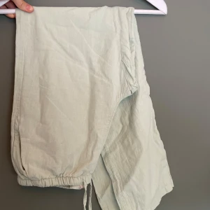  Linnebyxor Gina Tricot - Snygga ljusgröna linnebyxor från Gina Tricot i storlek XS. Byxorna har resår och snörning i midjan för skön passform. Raka ben och är i regular längd, passar bra till mig som är 170cm 💚