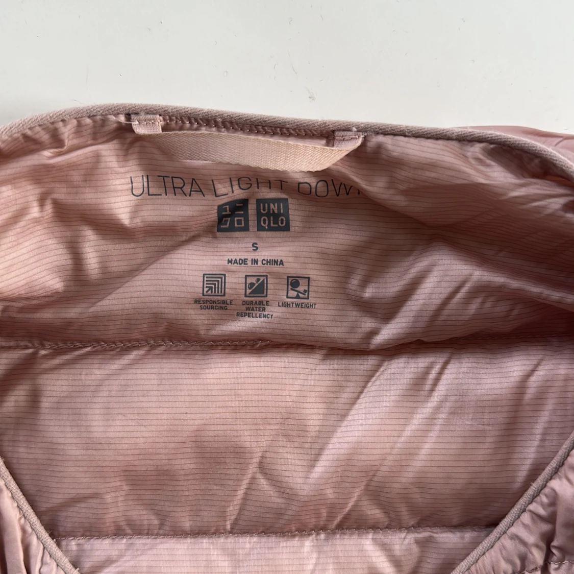 Ljusrosa dunjacka från Uniqlo S - 1