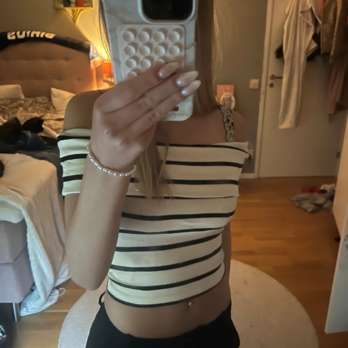 Randig offshoulder topp i vitt och svart