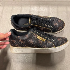 Guess skor - Bruna sneakers från Guess, sparsamt använda