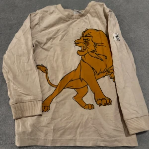 Tröja storlek 92 från Disney -  ⚪️Barn som använt så skavanker finns alltid⚪️