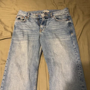 Blåa lågmidjade jeans från ginatricot  - Lågmidjade jeans från ginatricot i storlek 34.