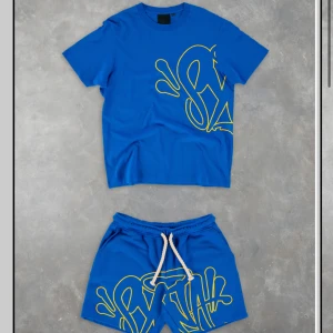 Syna World Short Set av Central Cee - Helt nya och in plastade i bagen. HELT ÄKTA såklart beställningsbekräftelse och alla tillbehöver medföljer. Köpt ifrån Syna world sida direkt vid droppet 2023. MÅNGA FAKES SOM SÄLJS ÖVERALLT MEN DESSA ÄR GARANTERAT ÄKTA OCH HELT NYA.