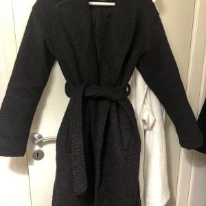 Svart lång kappa med bälte från NewYorker  - Köpte denna kappa från NewYorker för 599kr men säljer för 480 då den bara använts 1 gång💕