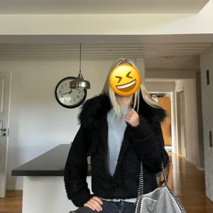 Svart kappa/jacka med fusk päls - Super fin kappa/jacka som passar perfekt till höst och vinter!!💘Liknar er meotine jacka väldigt mycket, köpt för 1000 säljer för 600 pris kan diskuteras vid snabb affär. Har lappar kvar  och är helt oanvänd💕
