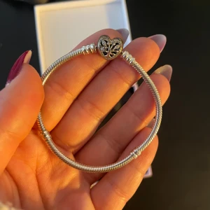 Pandora armband i silver - Ett superfint armband från Pandora som aldrig kommit till användning då jag använder guldsmycken.