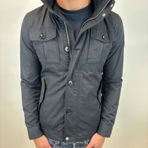 J.Lindeberg jacka  - Hej! Säljer nu denna väldigt snygga och eftertraktade J.Lindeberg Fieldjacka!  Jackan är slutsåld överallt och går inte att få tag på… jackan är perfekt nu till hösten/vintern  Storlek S  Skick 9,5/10  Ny pris: 6000 kr Säljs för: 1499 kr