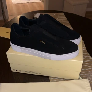 Axel Arigato laceless - Laceless skor från axel arigato i mocka. Pris ej ristat i sten. Skriv gjärna till mig vid frågor.