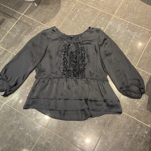 Tröja från Lindex  - Stilren tröja från Lindex i storlek medium. Fint skick, kom gärna med bud! 