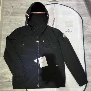 Moncler windbreaker - Hejsan! Jag säljer nu min  moncler wind breaker som är i jättefint skick den är andvänt väldigt lite och sparsamt den har inga defekter eller liknande, dustbag moncler plastpåse och og taggarna ingår med den. Den är köpt ifrån Nk och kvittot finns kvar, priset kan diskuteras och köp den gärna me instabox, hör av dig vid minsta lilla fundering!😄🙌