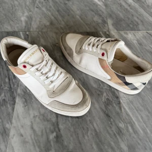 Burberry skor - Burberry skor - Skick: Fint skick - Nypris: 5000kr - TrendWardrobe