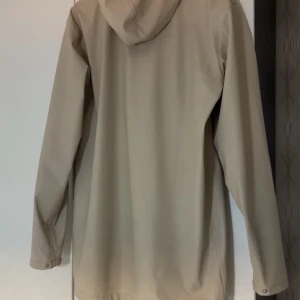 Beige regnjacka (Everest) - Ny pris för denna vara är 1800 Kr 
