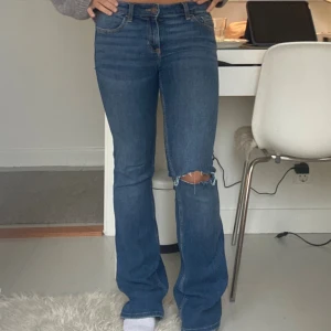 Bootcut lowrise jeans - Säljer dessa skitsnygga bootcut lowrise jeansen från Hollister som är mörkblå med håll på knät. Jag är ca 168 cm lång och de passar perfekt på mig😊