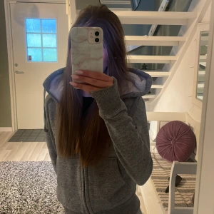 Grå hoodie med dragkedja och huva - Säljer en jätte fin grå chip hoodie med lurv på luvan 