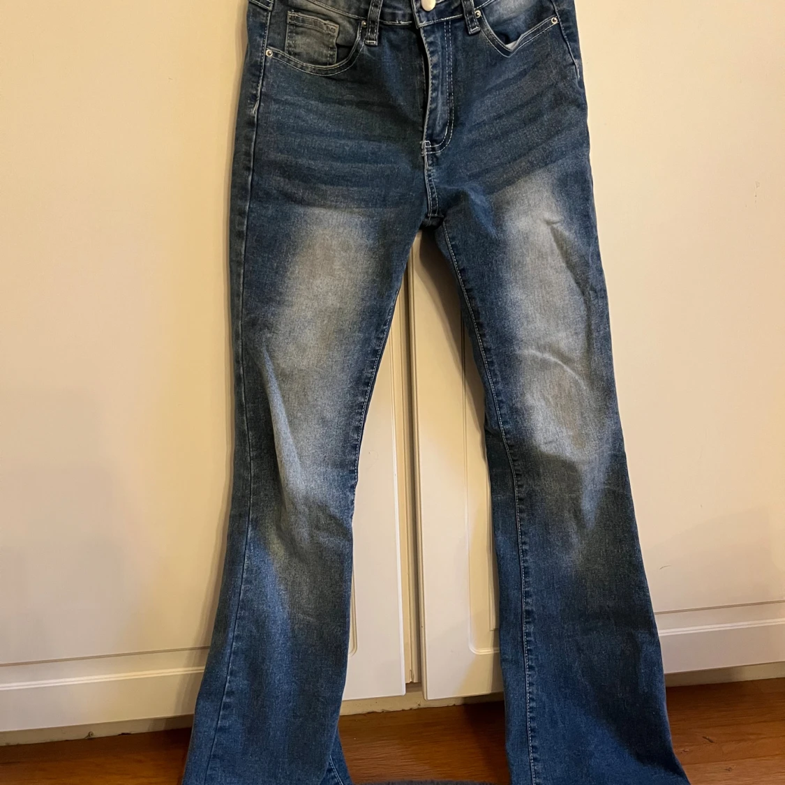 Blå bootcut jeans med broderade fickor - 1