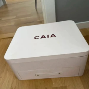 Caia förvaringsbox - Bra skick med plasten kvar på spegeln på insidan