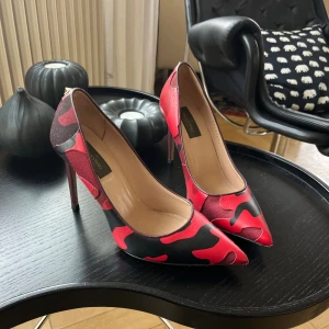Valentino klackskor - Säljer dessa super snygga klackskor från valentino, från deras camo kollektion. Dem är använda en gång så jätte bra skick! Säljer pga för stora för mig. Har dessvärre inte kvar några tillbehör. 