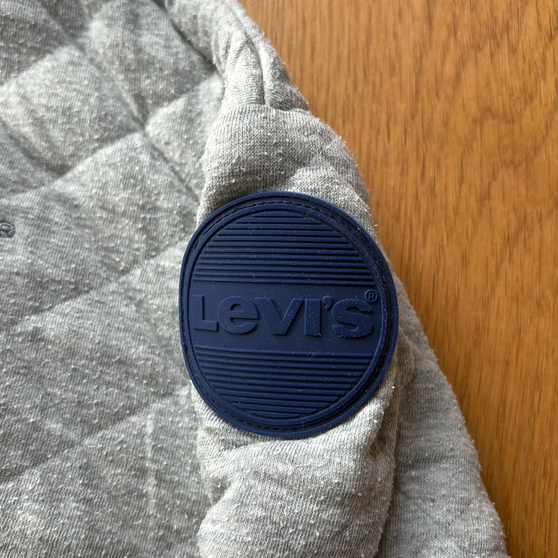 Grå quiltad sweatshirt från Levi's - 4