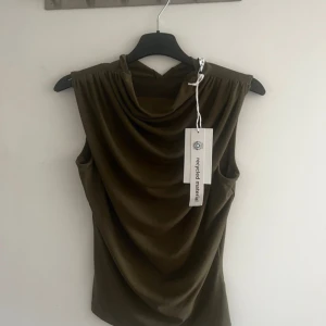 Grön NA-KD topp  - Olivgrön jättesöt topp som tyvärr aldrig kommer till användning, helt ny, från NAKD