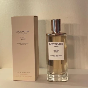 Lovenotes Vanilla Suede 125ml - Lovenotes by Ariana Grande Vanilla Suede. Innehåller bergamott, rismjölk, sandelträ och vaniljböna och mysk.. Volym: 125 ml.  Ca 123 ml kvar. Endast testad.  En mjuk feminin doft.  Inköpt i veckan för  770kr plus frakt på eleven. 