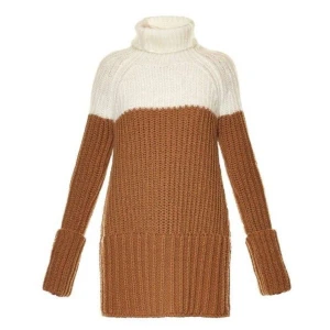 Stickad polotröja från Sportmax i beige och vitt - Säljer en chunky stickad polotröja från Sportmax i beige och vitt. Tröjan har oversized känsla, lång ärm och hög polokrage. Materialmix med ull, mohair och polyamid gör den extra mjuk och varm. Perfekt för kyliga dagar när du vill vara både snygg och bekväm.