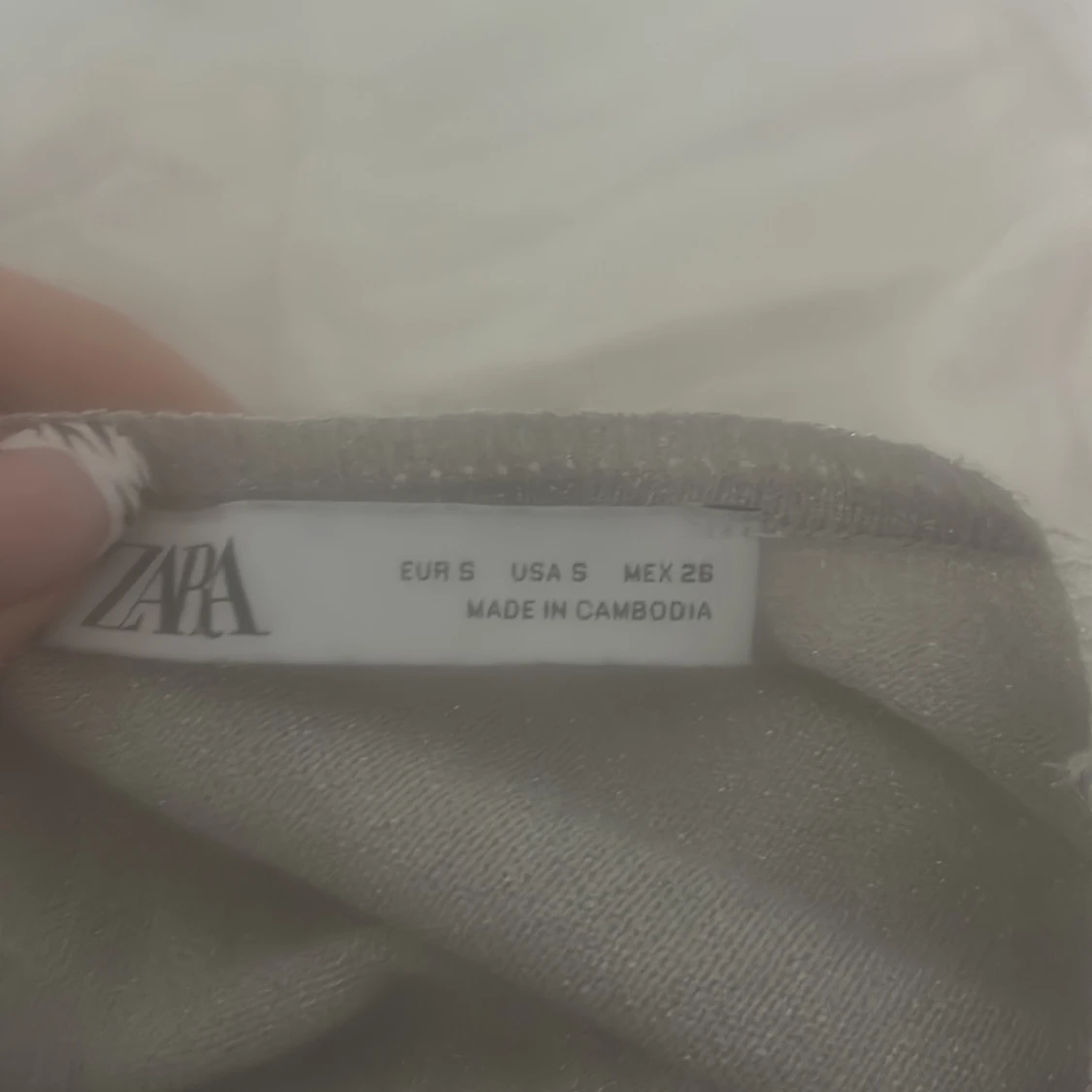 Ljusgrå glittrig stickad tröja - 4