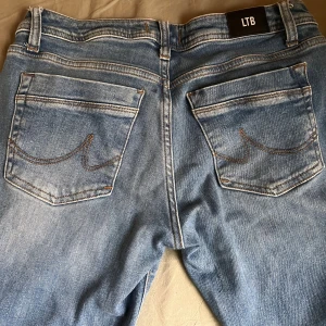 Lågmidjade jeans Valerie LTB - Säljer ett par jättesnygga jeans från LTB i modellen Valerie, storlek 28/32💕