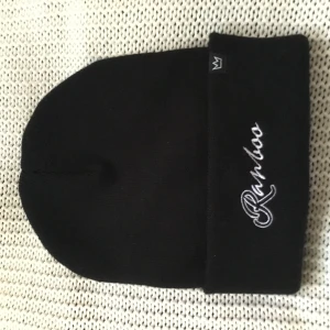 Svart Ranboo mössa med brodyr - Svart mössa med uppvikt kant och vit broderad Ranboo-logga 