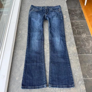 Diesel jeans  - Så snygga jeans som tyvärr inte passar mig och har därför ingen bild på! Midjemått tvärsöver: 42-43cm Midjehöjd: 20cm Inerbens längd: 78-79cm 💕