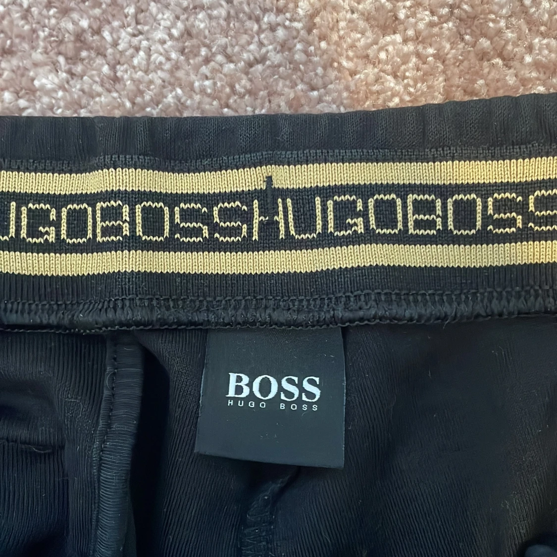 Svarta shorts från Hugo Boss med gul logga - 2