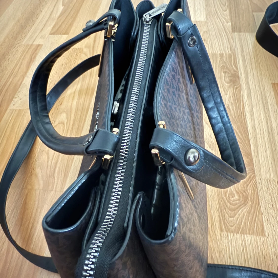 Michael Kors brun handväska med logomönster - 1