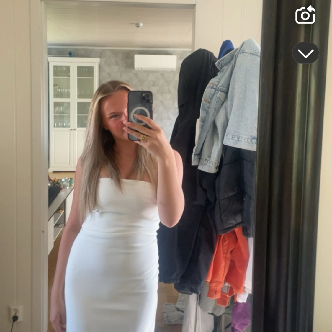 Vit axelbandslös långklänning