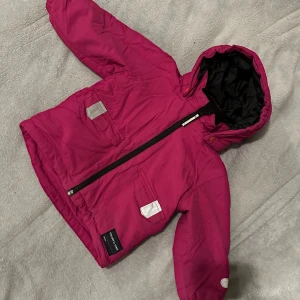 Rosa vinterjacka från Polarn O. Pyret storlek 86 - ⚪️Barn som använt så skavanker finns alltid⚪️ fint skick