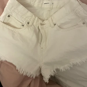 Snygga jeansshorts!!❤️ - Säljer nu ett par jättefina jeansshorts i så bra skick endast andvänd i gång!! Storlek 32, skriv vid frågor osv, priset kan diskuteras!!❤️
