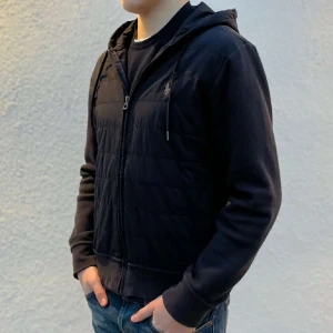 Polo Ralph Lauren Cardigan Jacka - Säljer en Ralph Lauren Cardigan Jacka. Hör av er vid frågor/funderingar!!