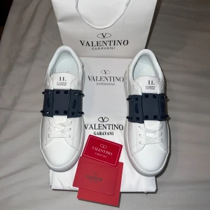 Valentino skor - Detta är ett par valentino garavani  skor. Skorna är i storlek 43 och är helt oanvända. Skorna har färgen navy/mörkblå och vit. Jätte stilren sko och eftertraktad. Pris kan diskuteras vid snabb affär.