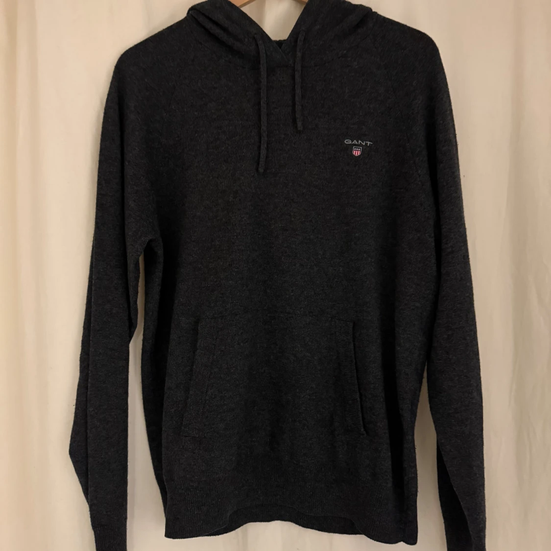 Mörkgrå kashmir hoodie från GANT