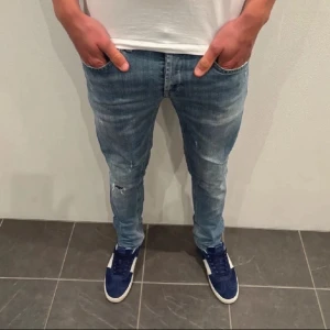Dondup George ljusblå - Säljer ett par snygga ljusblåa dondup jeans modellen George storlek 32. Snygga slitningar som är väldigt efterfrågade. Skriv om frågor om mått eller liknande